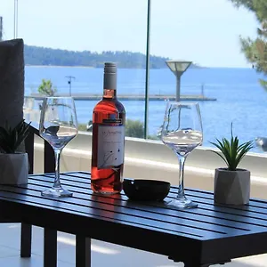 κάντε κράτηση εδώ